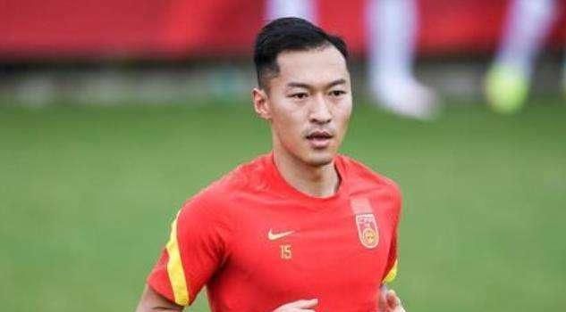 而若问题得不到解决，罗伊斯也面临着被下放预备队的处罚，最坏的情况就是被放上看台。